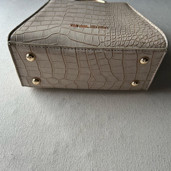 Badgley Mischka Faux crocodile hand bag - Picture 6 of 7